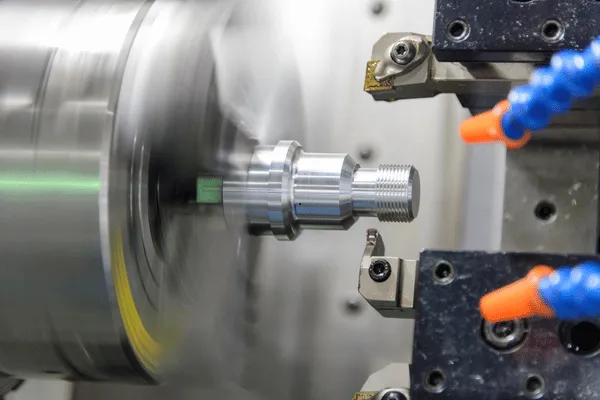 Drehwerkzeuge, darunter Hartmetall-Wendeschneidplatten, Werkzeughalter und Bohrstangen für die CNC-Drehbearbeitung